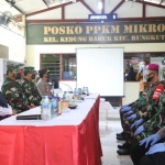 Gubernur Jatim Khofifah Indar Parawansa saat mendampingi  Panglima TNI Marsekal TNI Hadi TJahjanto, Kamis (11/2/2021). Foto: ist 