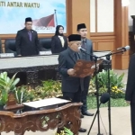 Ketua DPRD Gresik Abdul Hamid ketika melantik Lusi Kustriyarini. foto: SYUHUD/ BANGSAONLINE