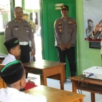 Kapolres Kediri Kota, AKBP Teddy Chandra (kanan), saat menjadi 