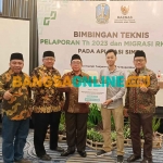 Brand Marketing Executive PT Inteko, Shafa Abid Isthisan, saat menyerahkan bantuan secara simbolis kepada pengurus Baznas Jatim. Foto: YUDI ARIANTO/BANGSAONLINE