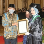 BERI MOTIVASI: Pj. Bupati Hudiyono saat menghadiri Wisuda Unusida, di Hotel Utami, Sabtu (28/11/2020). (foto: ist)