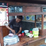 Bakso Balballan dengan menu khas sepak bola buka di Jl. Rajawali, Surabaya menjelang kick off Piala Menpora RI. (foto: ist)