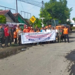 Forkopimcam Geneng bersama karyawan PG Soedhono menggelar kerja bakti pembersihan parit.