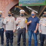 Dirlantas Polda Jatim Kombes Pol Latief Usman (tengah) saat kunjungan ke Cimory Prigen didampingi Kapolres Pasuruan, Kasat Lantas Polres Pasuruan, serta Kapolsek Prigen dan jajaran. foto: MOCH ANDY FACHRUDIN/ BANGSAONLINE.com