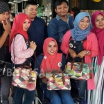 Para kaum Hawa penggemar produk merk Fossil ketika menggelar pertemuan di Caffee House, komplek Perumahan Bukit Hill, Kebomas. foto: SYUHUD/ BANGSAONLINE