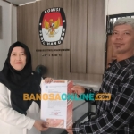 Koordinator JADI Kota Kediri, Dijan Novia Saka saat menyerahkan Surat Pemberitahuan kepada Ketua KPU Kota Kediri, Reza Cristian. Foto: Muji Harjita/BANGSAONLINE