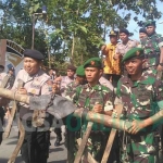 Perwakilan dari pihak Kecamatan, Polsek dan Koramil Senori saat diarak anggota bersama para ormas dan pendekar silat. foto: AHMAD/ BANGSAONLINE