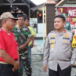 Kapolres Ngawi, AKBP Argo Wiyono, saat menjembatani bentrok antarperguruan silat.