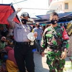 Babinsa Kelurahan Wonokusumo, Serda Eko Wicaksono menegaskan saat razia masker bersama tiga pilar dalam rangka memutus rantai penyebaran Covid-19.