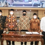 Bupati Yuhronur Efendi foto bersama pimpinan DPRD Lamongan.