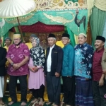 Raja Menpawah: Pangeran Ratu Mulawangsa Dr Ir Mardan Adijaya Kesuma Ibrahim dan Ratu Kenanga Dr dr Arini Mariam, MSc saat menyambut kedatangan Prof Dr KH Asep Saifuddin Chalim, MA dan rombongan di Istana Amantubillah, di Desa Pulau Pedalaman, Kecamatan Menpawah Timur, Kalimantan Barat. Foto: bangsaonline.com