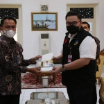 Bupati Kediri Hanindhito Himawan Pramana (kanan) dan Pemimpin BNI KC Kediri Enrico Annas. foto: ist/ bangsaonline.com