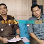 Kasi Pidum Kejari Kota Kediri, Yuni Priyono (kiri), didampingi Kasi Intelijen Kejari Kota Kediri, Harry Rachmat, saat memberi keterangan kepada awak media. Foto: MUJI HARJITA/BANGSAONLINE