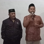 Gus Yani didampingi Ketua Grup WhatsApp IWNU Sunyoto saat tasyakuran di sebuah warkop. foto: ist.