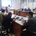 Suasana rapat KPU Kota Surabaya untuk mempersiapkan debat perdana calon wali kota Surabaya. foto: nanang fachrurozi/ bangsaonline.com