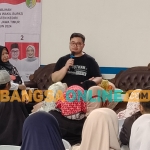 Calon Bupati Kediri nomor urut 2 Hanindhito Himawan Pramana saat berdialog dengan warga. Foto: Muji Harjita/BANGSAONLINE