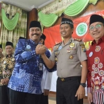 Para pejabat dan tokoh ormas foto bersama saat silaturahim kebangsaan. foto: SYUHUD/ BANGSAONLINE