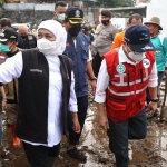 Gubernur Khofifah didampingi Wali Kota dan Wakil Wali Kota Batu sempat menyaksikan langsung proses evakuasi batang-batang pohon serta lumpur yang terbawa aliran banjir menggunakan bantuan eskavator.