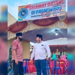 Eko Suryono saat berbincang dengan pejabat setempat usai launching Pasar Waru.