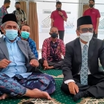 Dr KH Marzuki Mustamar dan Prof Dr Mahfud MD dalam acara nikah keponakannya di Masjid Ulul 