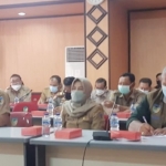 Ketua FPRB Kabupaten Kediri, dr. Ari Purnomo Adi (kanan) saat mengikuti rapat koordinasi tanggap bencana Kabupaten Kediri di Ruang Grahadi, Pemkab Kediri, Senin (31/1). foto: ist.