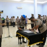 
Kapolres Jombang, AKBP  Agung Setyo Nugroho, memimpin sertijab di Gedung GBB.
