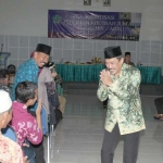 Wabup H Nur Ahmad Syaifuddin menyapa para modin yang mengikuti Sosialisasi Pedoman Khutbah Jumat tentang Bahaya HIV/AIDS, di Aula SMPN 4 Sidoarjo, Kamis (8/12). foto: mustain/ bangsaonline