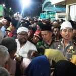 Gus Nur bersama Kapolres Gresik AKBP Wahyu Sri Bintoro saat pembagian sembako. foto: SYUHUD/ BANGSAONLINE