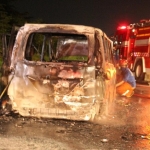 Mobil Nissan Serena usai terbakar di tol kawasan Sukodono.