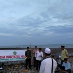 Rukyatul hilal di pesisir Ambat Kecamatan Tlanakan, Pamekasan.