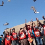 Pembukaan lomba ditandai dengan pelepasan burung merpati.