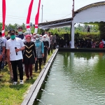 Menteri Desa, Pembangunan Daerah Tertinggal, dan Transmigrasi, Abdul Halim Iskandar, saat meninjau budi daya ikan koi di Desa Kemloko, Kecamatan Nglegok, Kabupaten Blitar.