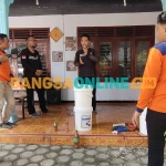 Mursidi (nomor 2 dari kiri) dan kawan-kawan saat mengikuti pelatihan pembuatan pupuk organik cair dengan sistem ember tumpuk oleh Tim ARPL. Foto: MUJI HARJITA/BANGSAONLINE