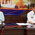 Wabup Moh. Qosim bersama Kadinkes dr. Saifudin Ghozali ketika memberikan keterangan pers terkait penambahan pasien Covid-19 di Kabupaten Gresik, Kamis (9/4). foto: SYUHUD/ BANGSAONLINE