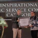 dr Chaidir Anas,MM,Kes,M.EK,(Batik) Direktur RSUD dr Soegiri saat menerima penghargaan 