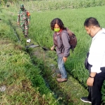 Polisi melakukan olah TKP di lokasi kejadian.