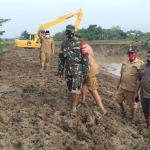 Forkopimcam Balongpanggang saat meninjau pengerukan Kali Lamong di Desa Wotansari. foto: ist.