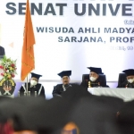 Wali Kota Kediri Abdullah Abu Bakar saat memberi sambutan di acara Wisuda Universitas Kadiri. Foto: Ist.