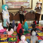 Anggota Satlantas Polres Ponorogo saat menghibur anak-anak Kampung Tangguh Semeru.