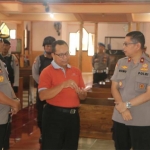 Ketua Tim Supervisi dari Mabes Polri Brigjen Pol. Herry Wibowo didampingi Kapolres Kediri Kota AKBP Anthon Haryadi saat melihat pengamanan di Gereja Getsemani.