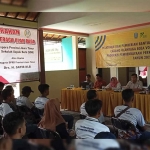 Suasana pelatihan dan pemberian bantuan peralatan olahraga di Jember.