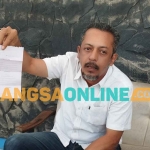 Zia Ul Haq saat menunjukkan surat laporan ke Inspektorat Jawa Timur di Kantor PDAM Pamekasan. Foto: DIMAS MAULANA SUGIANTO/BANGSAONLINE