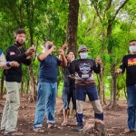 Anggota DPRD Jatim, Habib Mahdi, bersama Komunitas Perisai Hutan saat melepas ribuan ekor burung budi daya di Kabupaten Probolinggo.