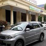 Suasana parkiran kantor DPRD Gresik penuh sesak mobil dinas ketika pengambilan gaji ke-13 dan 14, Senin(27/6). foto: SYUHUD/ BANGSAONLINE