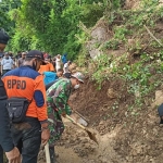 BPBD Kabupaten Blitar melakukan pembersihan material longsor agar arus lalu lintas bisa normal kembali.