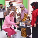 Ketua Bhayangkari Lamongan, Ayu Harun saat menyerahkan hadiah. (foto: ist).