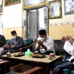 Wali Kota Kediri Abdullah Abu Bakar (dua dari kanan) bersama Ketua PCNU Kota Kediri Abu Bakar Abdul Jalil saat silaturahmi ke kediaman K.H. Anwar Manshur (kanan) dan K.H. Kafabihi Mahrus di Ponpes Lirboyo, Ahad (31/1). foto: ist.