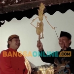 Ketua DPC PDIP Kabupaten Kediri, Murdi Hantoro, saat memegang wayang Bathara Kresna sebelum diserahkan kepada Ki Anom Dwijo Kangko. Foto: MUJI HARJITA/BANGSAONLINE