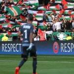 Aksi suporter Celtic saat mengibarkan bendera Palestina di tengah laga melawan Hapoel Beer Sheva pada kualifikasi Liga Champions di Celtic Park, Inggris (18/8).