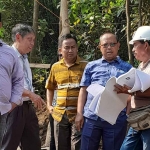 Anggota DPRD Situbondo saat sidak pembangunan jembatan di Desa Selomukti.